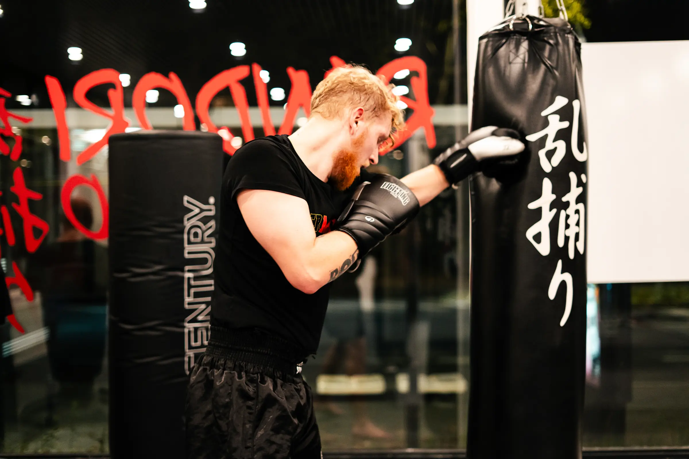 Boxer trifft konzentriert den Sandsack im Training bei Randori-Pro