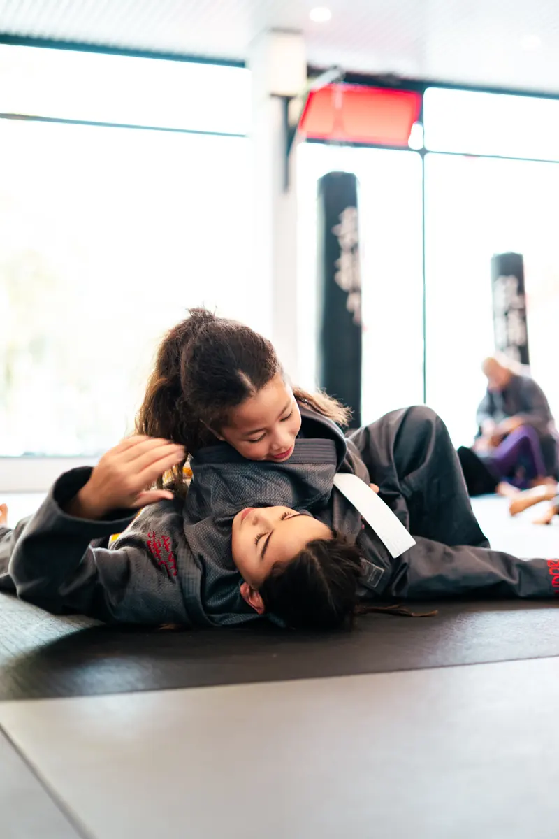 Kindertraining auf der Matte der Randori-Pro Schule in Steglitz, im Hintergrund Sandsäcke und große Fenster