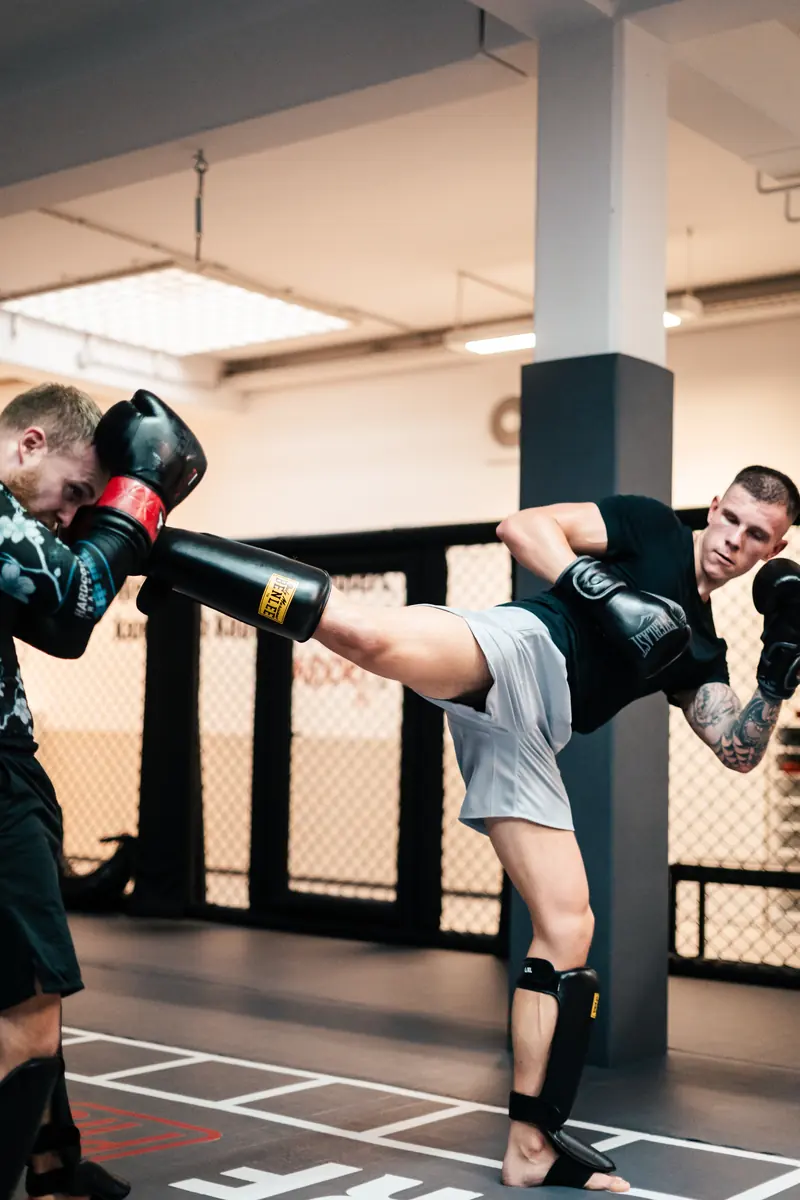 Kickboxen: Tritt gegen das Schlagpolster des Trainingspartners