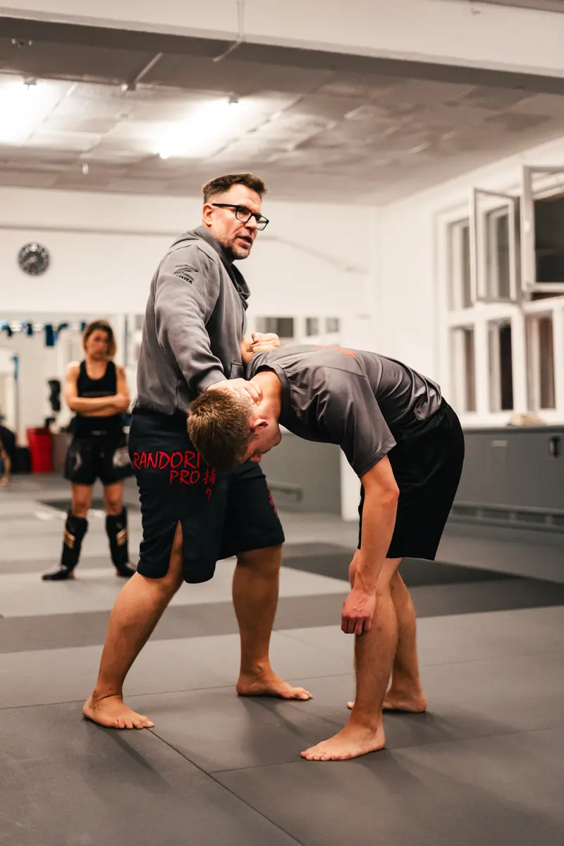 Krav-Maga-Training: Eine Technik wird an einem Partner gezeigt