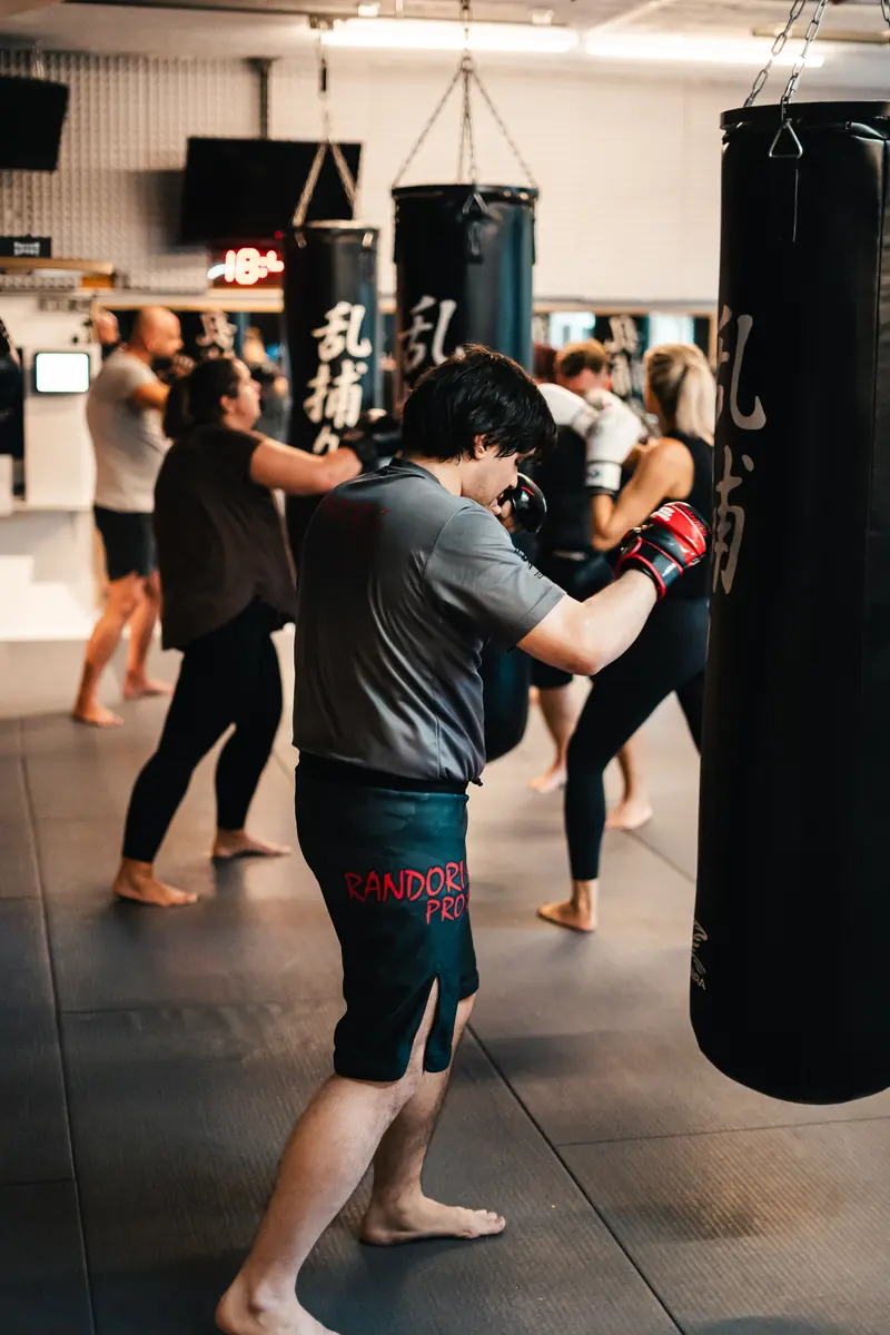 Kickbox-Fitness: Training mit Boxhandschuhen am Sandsack