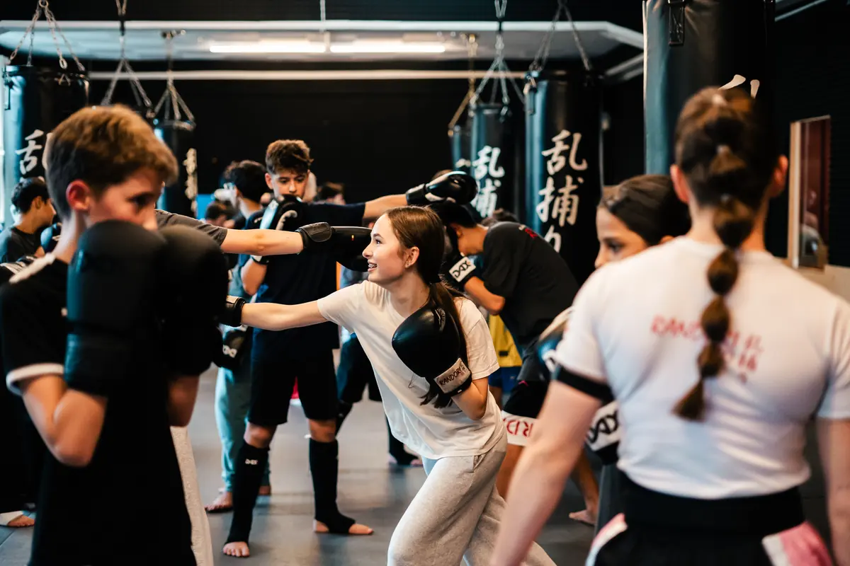 Jugendliche beim Kickbox-Partnertraining in der Halle am Askanierring
