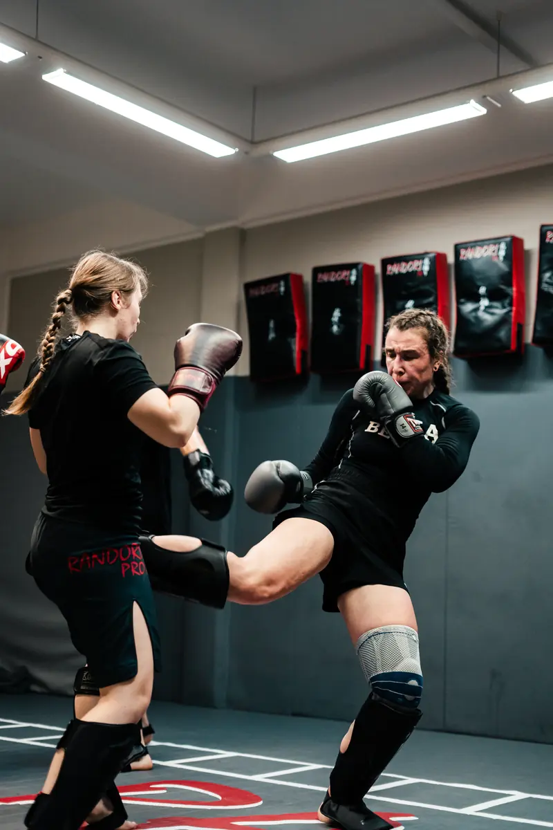 Zwei Frauen beim Kickbox-Training