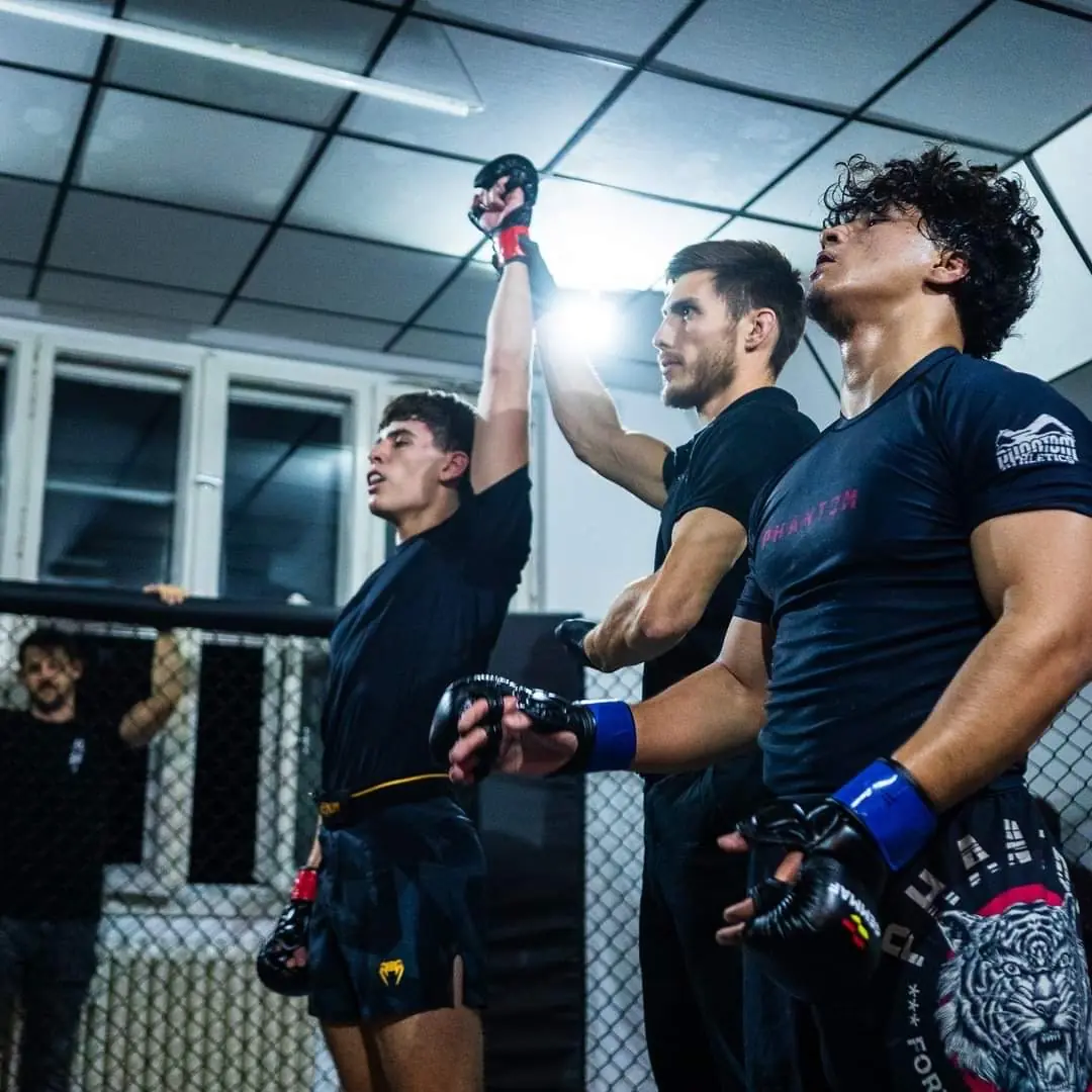 MMA-Wettkampf: Nach dem Kampf wird der Arm eines Kämpfers in die Höhe gehalten