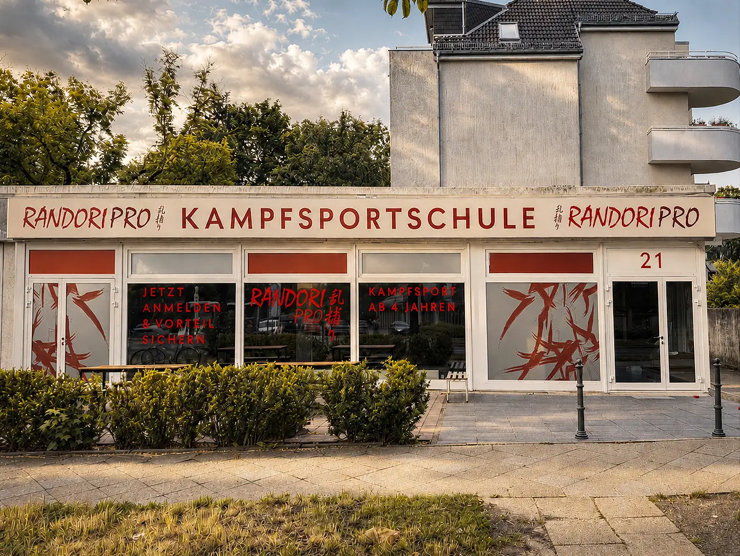 Außenansicht der Randori-Pro Kampfsportschule am Alt-Mariendorf 21 (KI-generiert)